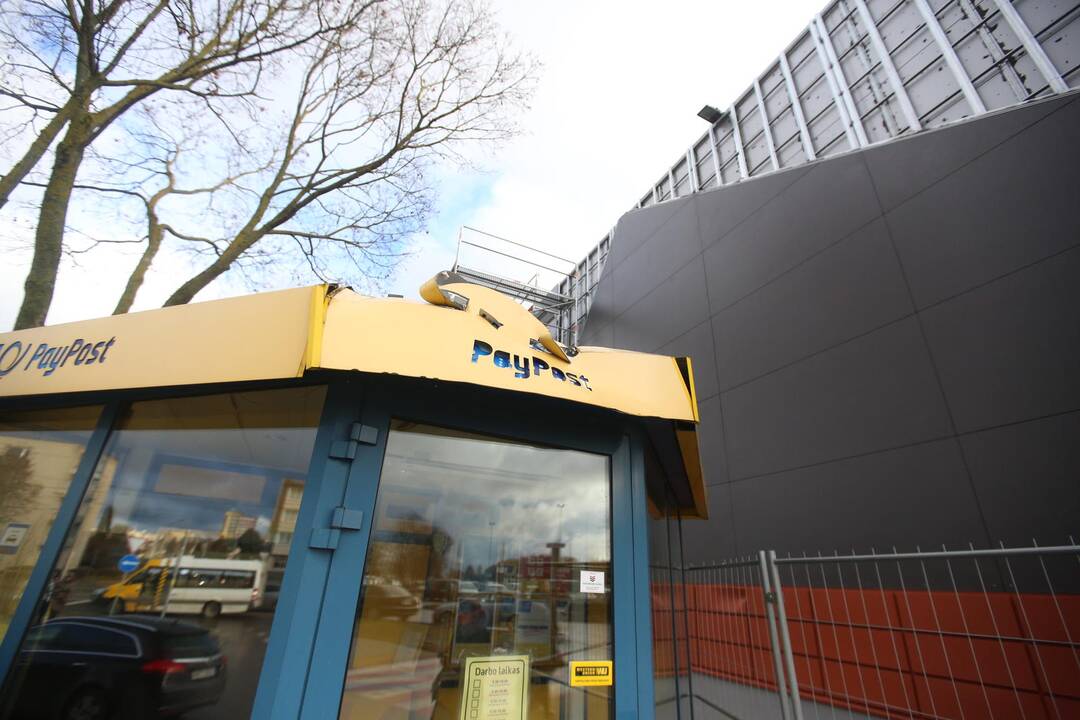 Ant kiosko uzvirto pastoliai