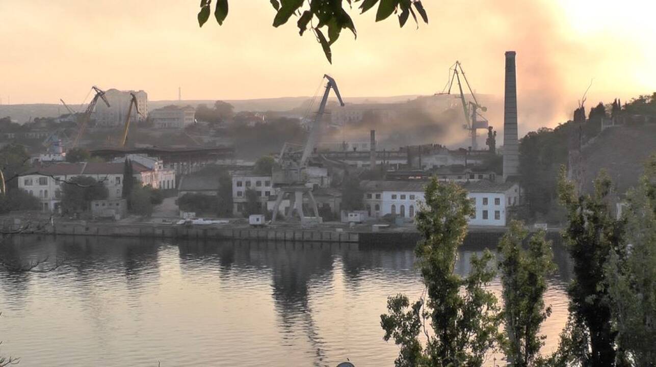Po ukrainiečių atakos Kryme dega laivų statykla, apgadinti du laivai, sužeisti 24 žmonės