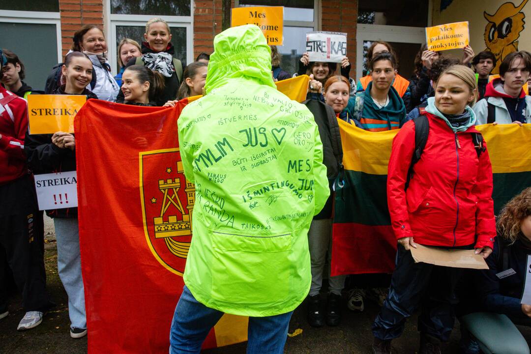 Mokytojų protesto eisena pėsčiomis iš Klaipėdos į Vilnių