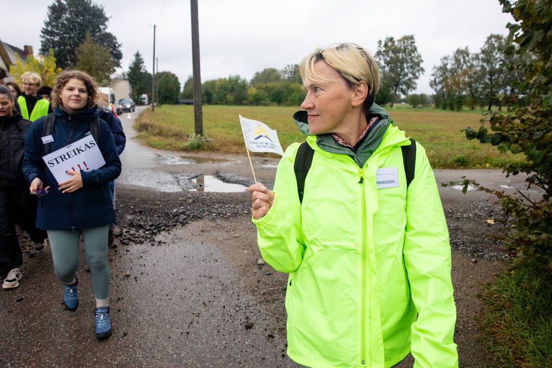 Mokytojų protesto eisena pėsčiomis iš Klaipėdos į Vilnių