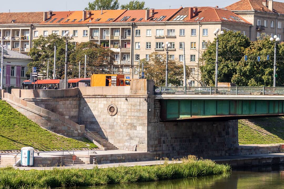 Nuo Žaliojo tilto Vilniuje pašalintos meninės instaliacijos, pakeitusios sovietines skulptūras