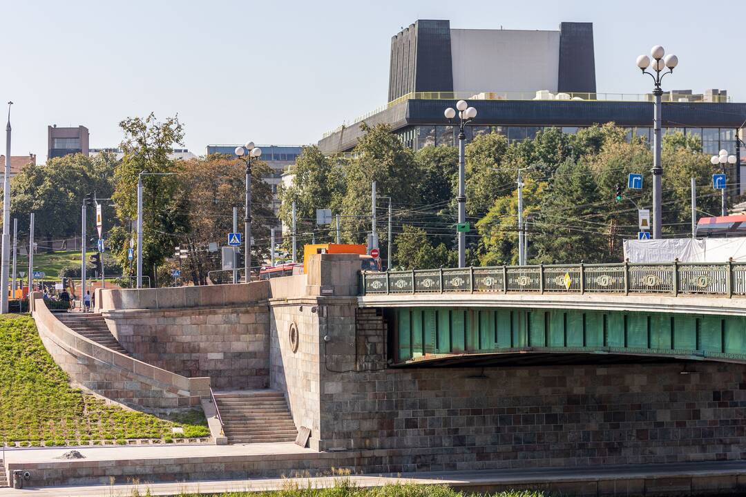 Nuo Žaliojo tilto Vilniuje pašalintos meninės instaliacijos, pakeitusios sovietines skulptūras