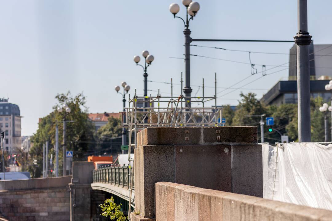 Nuo Žaliojo tilto Vilniuje pašalintos meninės instaliacijos, pakeitusios sovietines skulptūras
