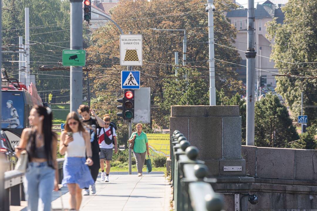 Nuo Žaliojo tilto Vilniuje pašalintos meninės instaliacijos, pakeitusios sovietines skulptūras