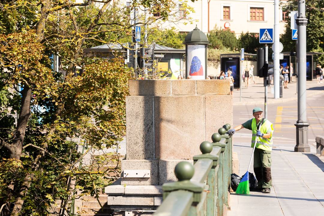 Nuo Žaliojo tilto Vilniuje pašalintos meninės instaliacijos, pakeitusios sovietines skulptūras