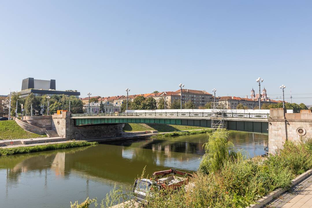 Nuo Žaliojo tilto Vilniuje pašalintos meninės instaliacijos, pakeitusios sovietines skulptūras