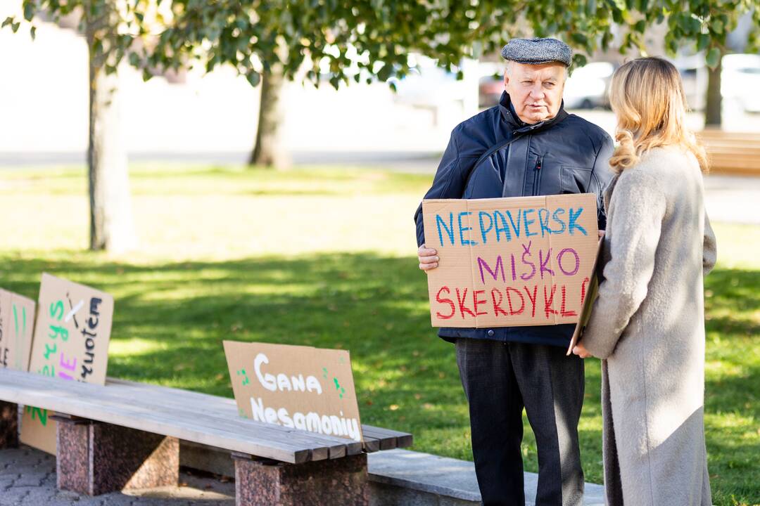 Protestas prieš naktinių taikiklių medžioklėje įteisinimą