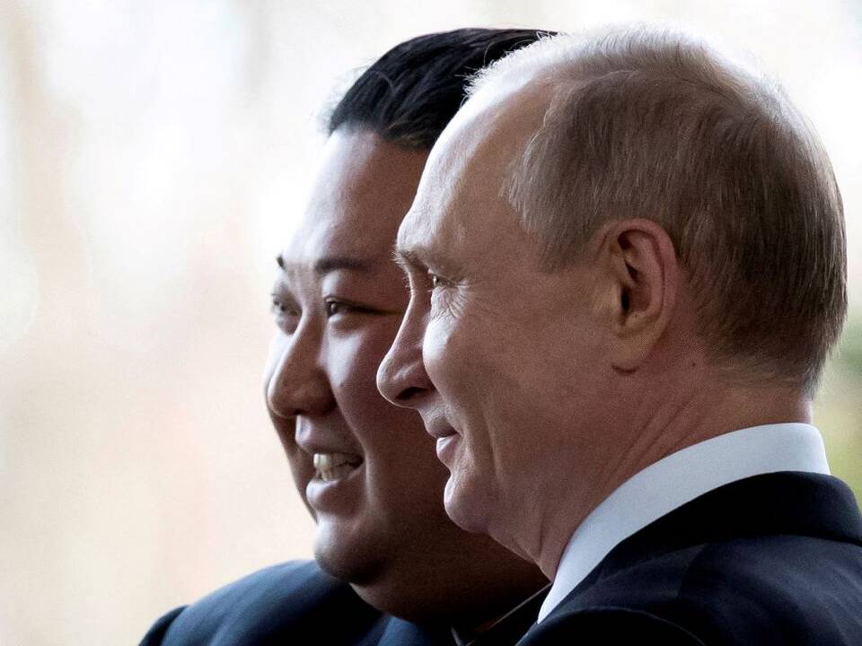 JAV: Kim Jong Unas tikisi apsilankyti Rusijoje ir aptarti ginklų tiekimą Maskvai