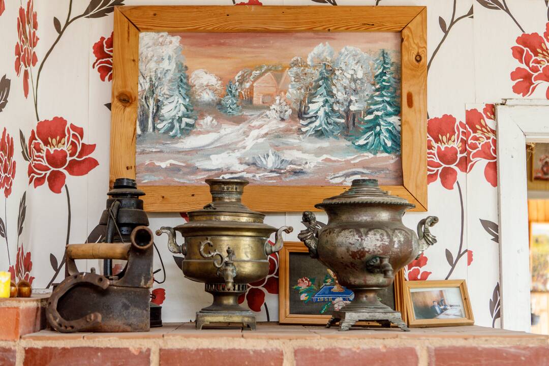Pievelėje įkurdintas senoviškas plūgas, pamatus ir pastogę puošiantys vežimo ratai, sienas užkariavusios iš metalo kaltos saulutės ir kryžiai, medžio skulptūros.