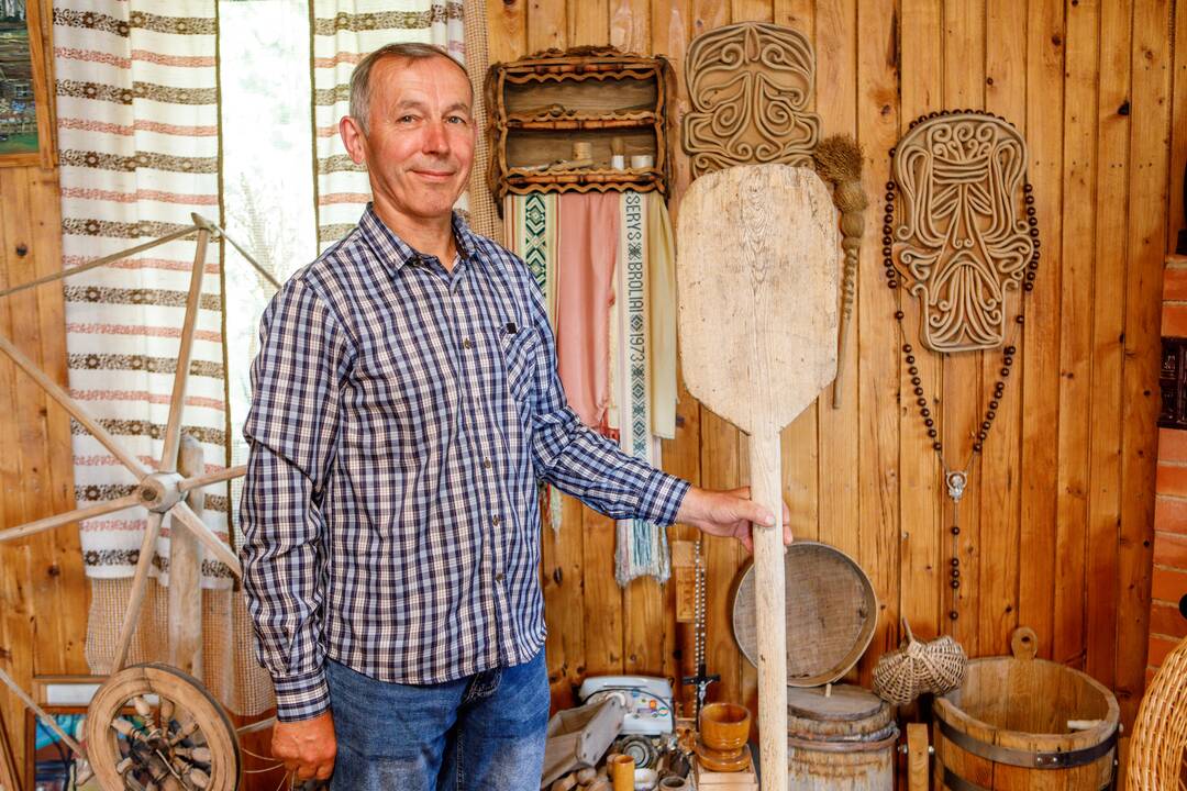 Pievelėje įkurdintas senoviškas plūgas, pamatus ir pastogę puošiantys vežimo ratai, sienas užkariavusios iš metalo kaltos saulutės ir kryžiai, medžio skulptūros.