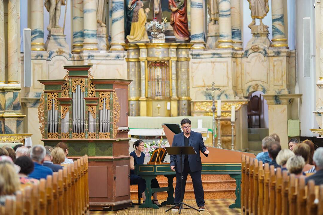 Tenoras E. G. Toro iš Prancūzijos.