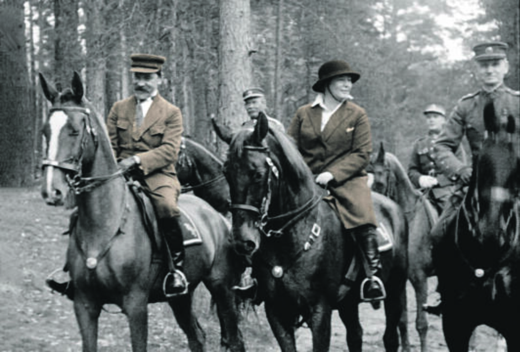 J. Tūbelienė (kairėje) ir S. Chodakauskaitė – Mintaujos.
