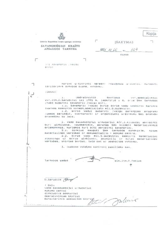 Įvertinimas: SKAT YPT vadas S. Guzevičius įteikia tarnybos kariui anuomet moderniausią snaiperio ginklą. 1997 m.