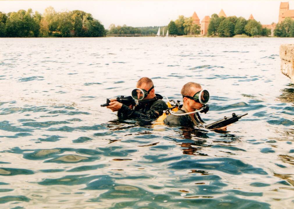 Įvertinimas: SKAT YPT vadas S. Guzevičius įteikia tarnybos kariui anuomet moderniausią snaiperio ginklą. 1997 m.