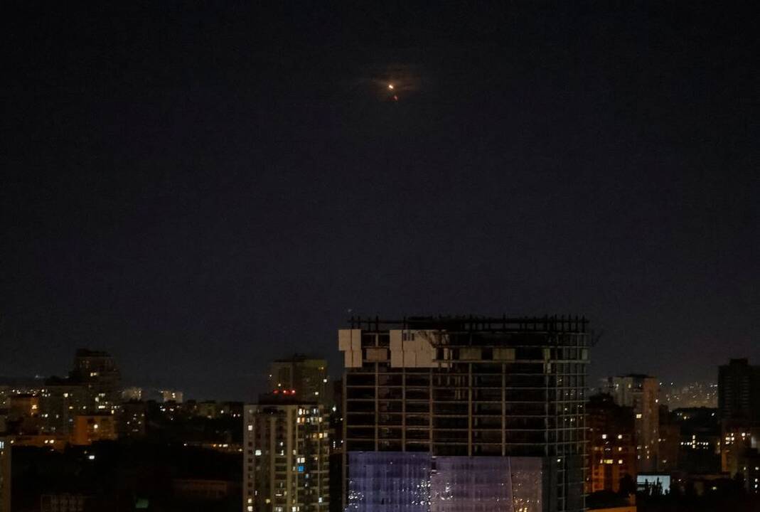 Rusija raketomis ir dronais atakavo Kyjivą, dislokuota oro gynyba