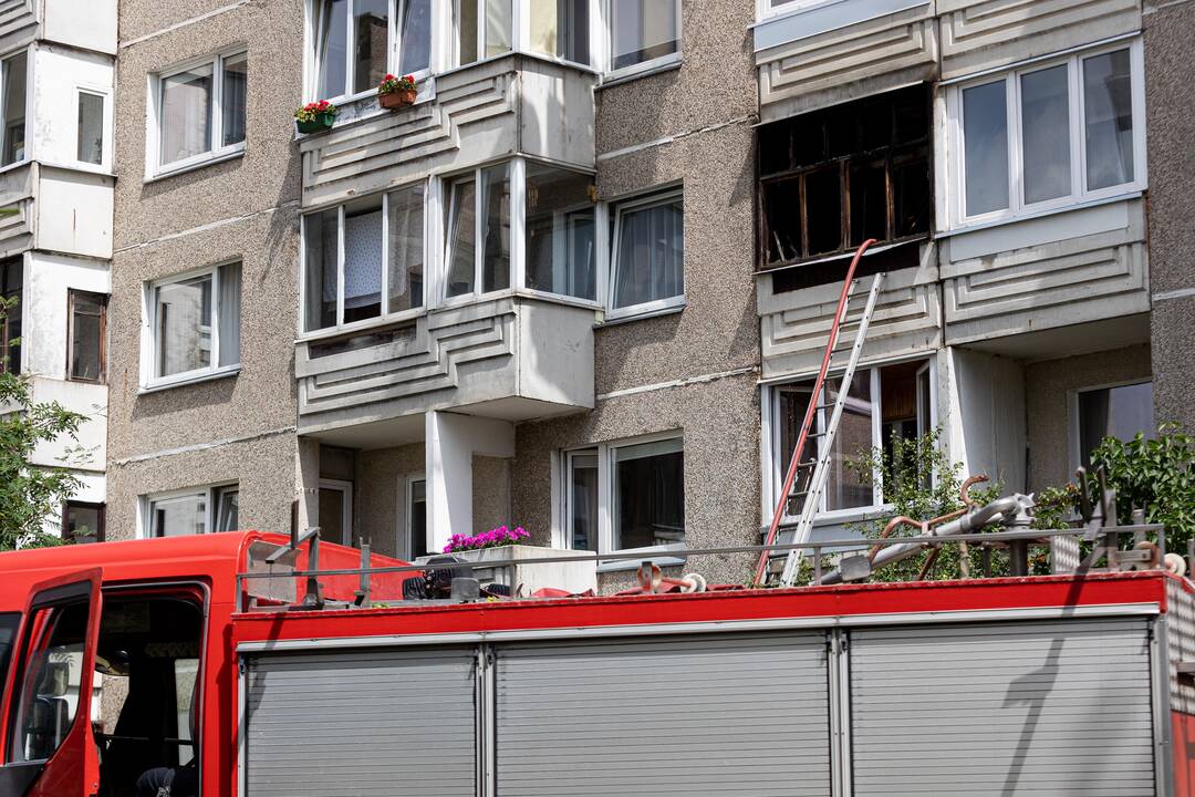 Ukmergės daugiabutyje kilo gaisras: į ligoninę išvežta dūmais apsinuodijusi moteris