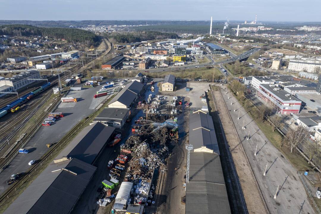 Užgesintas didelis gaisras Vilniaus automobilių sąvartyne