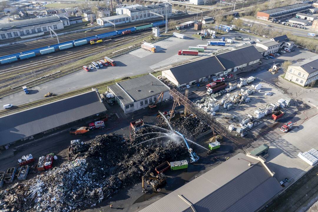 Užgesintas didelis gaisras Vilniaus automobilių sąvartyne