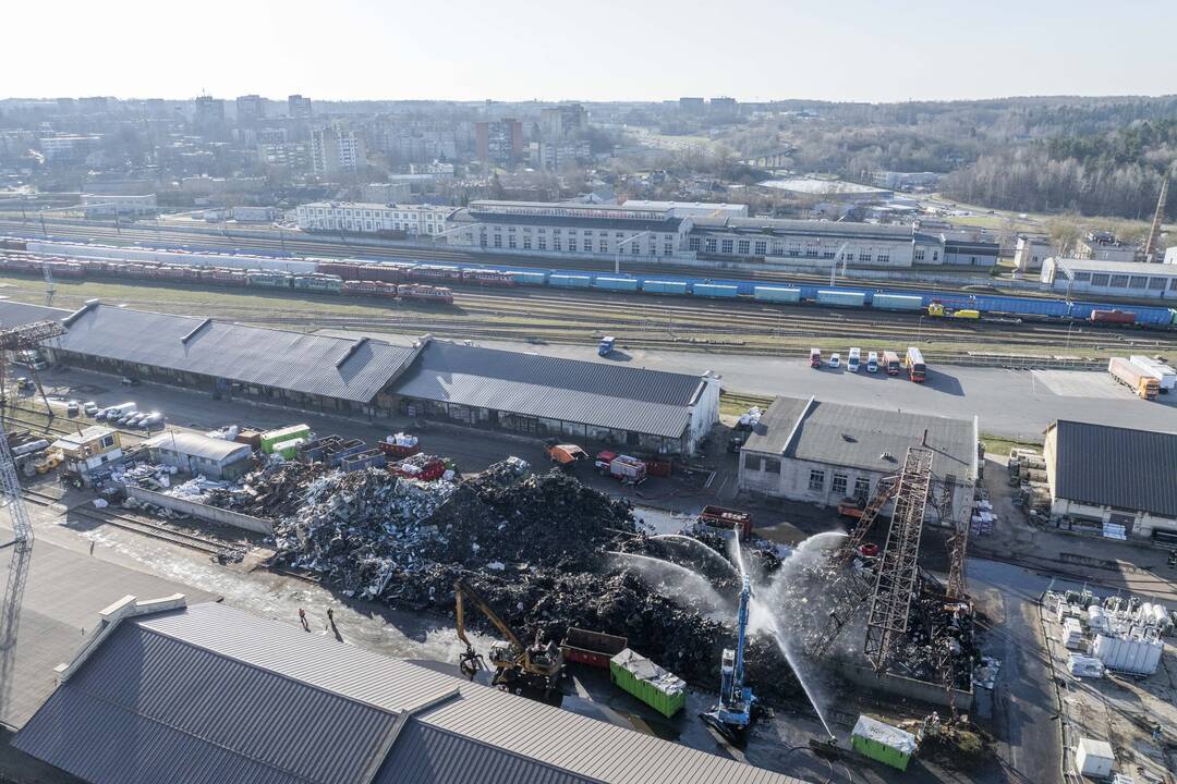 Užgesintas didelis gaisras Vilniaus automobilių sąvartyne