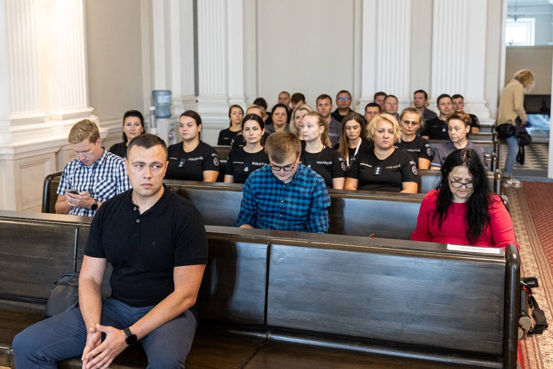 Moterį nušovusio Vilniaus pareigūno teismo posėdis