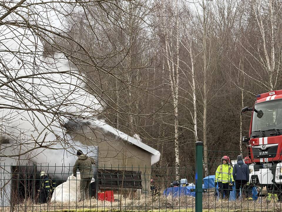 Klaipėdos rajone užsiliepsnojo medžio apdirbimo įmonė