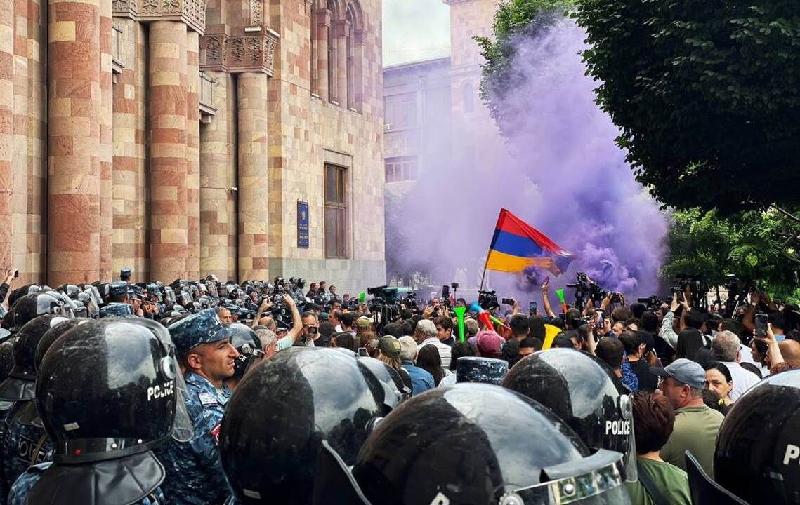 Armėnijoje apie 3 tūkst. žmonių dalyvauja proteste prieš premjerą dėl teritorinių nuolaidų
