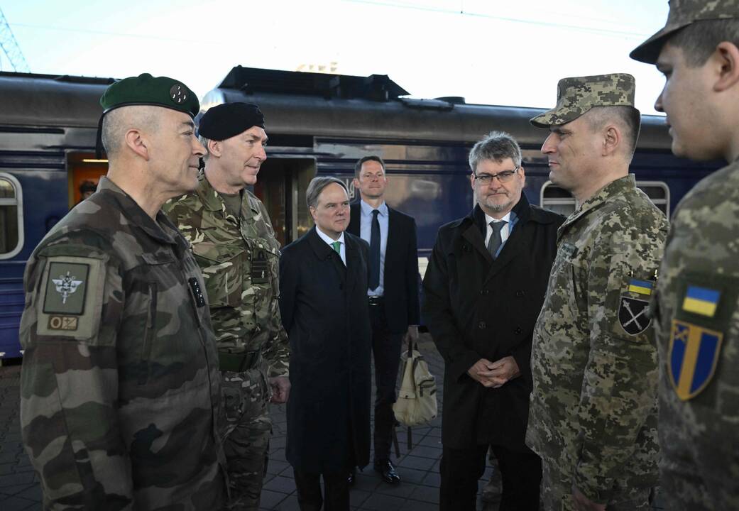 Prancūzijos ir JK kariuomenių vadai su Ukrainos prezidentu aptarė „užtikrinimo pajėgas“