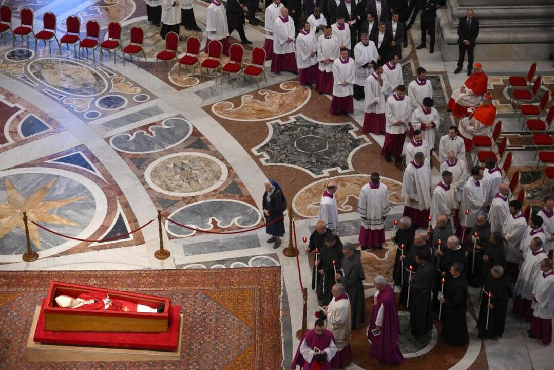 Šiai vienuolei buvo leista pažeisti protokolą ir atsisveikinti su popiežiumi: kas ji?