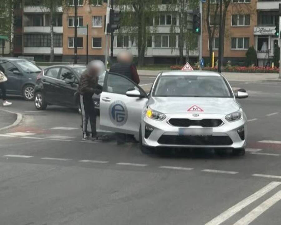 Į mokomąjį automobilį atsitrenkė paspirtukininkas: kas kaltas?