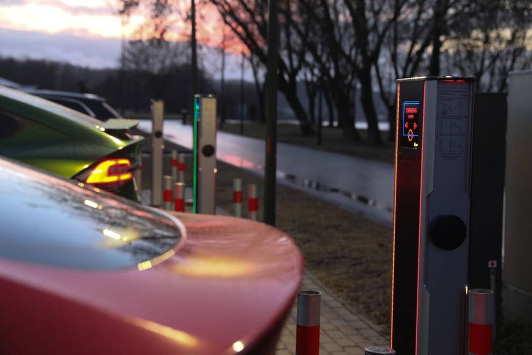Vilniaus pakraštyje apvogtos elektromobilių krovimo stotelės