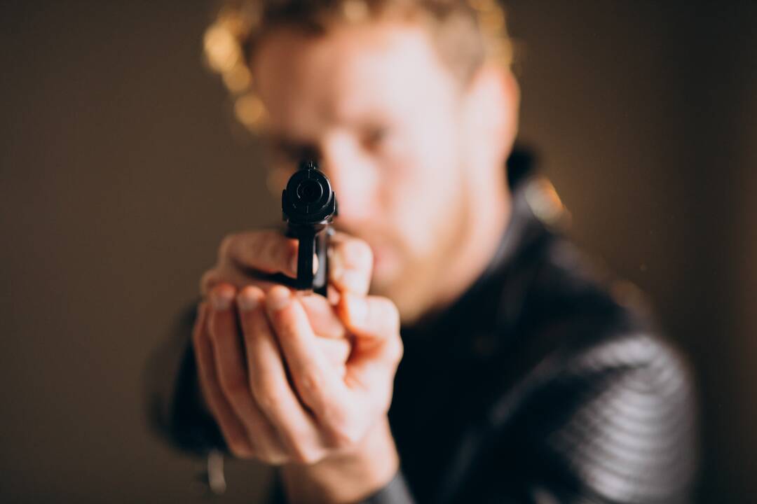 Mažeikiuose vyras kelis kartus šovė į nepilnametį