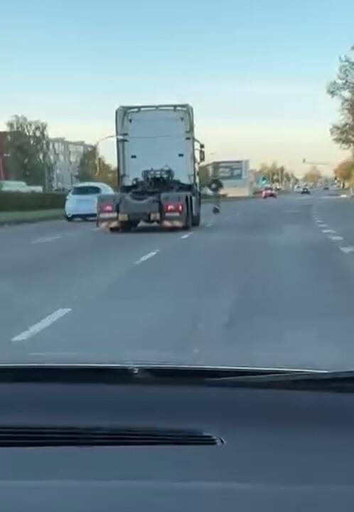 Viražai: jaunuolis paspirtuku taip paraižė tarp eismo juostų, kad daugeliui atvipo žandikauliai.