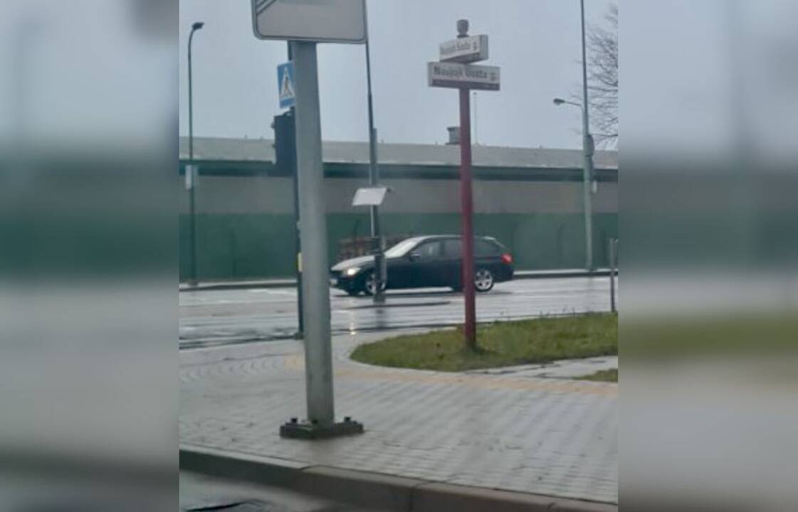 Atkibo: pėsčiųjų perėją žymintys kelio ženklai nulinko į skirtingas puses.