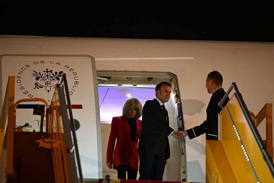 Paplitus vaizdo įrašui iš lėktuvo prabilo pats Macronas