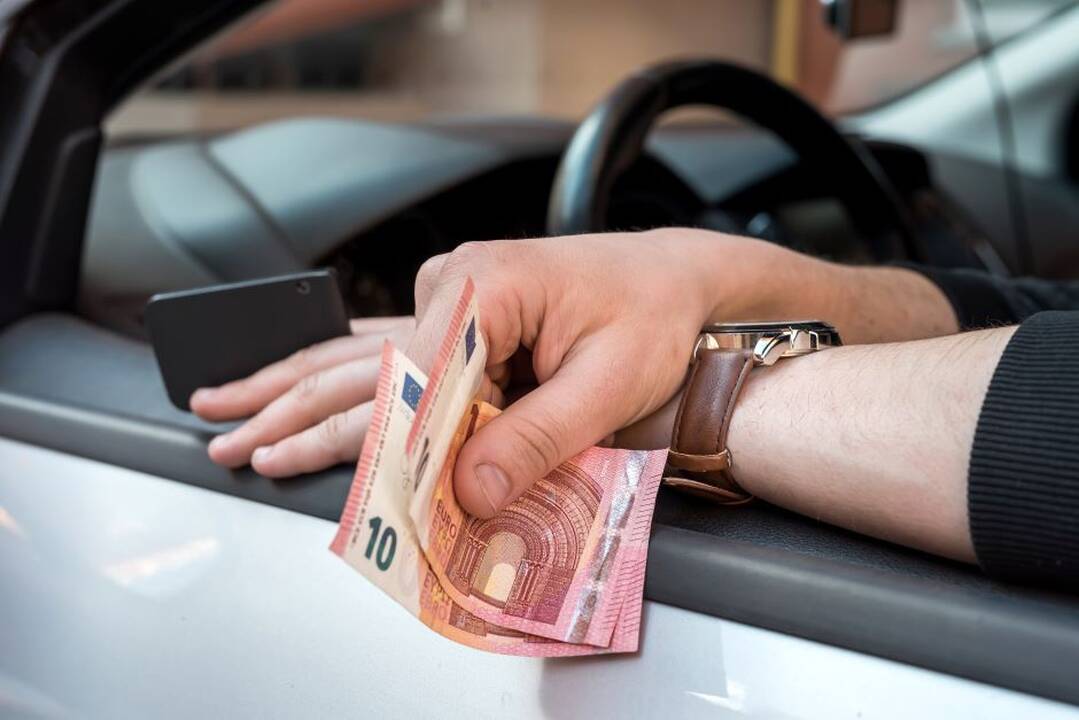 Neblaivus vairuotojas siūlė policininkams 1,5 tūkst. eurų kyšį