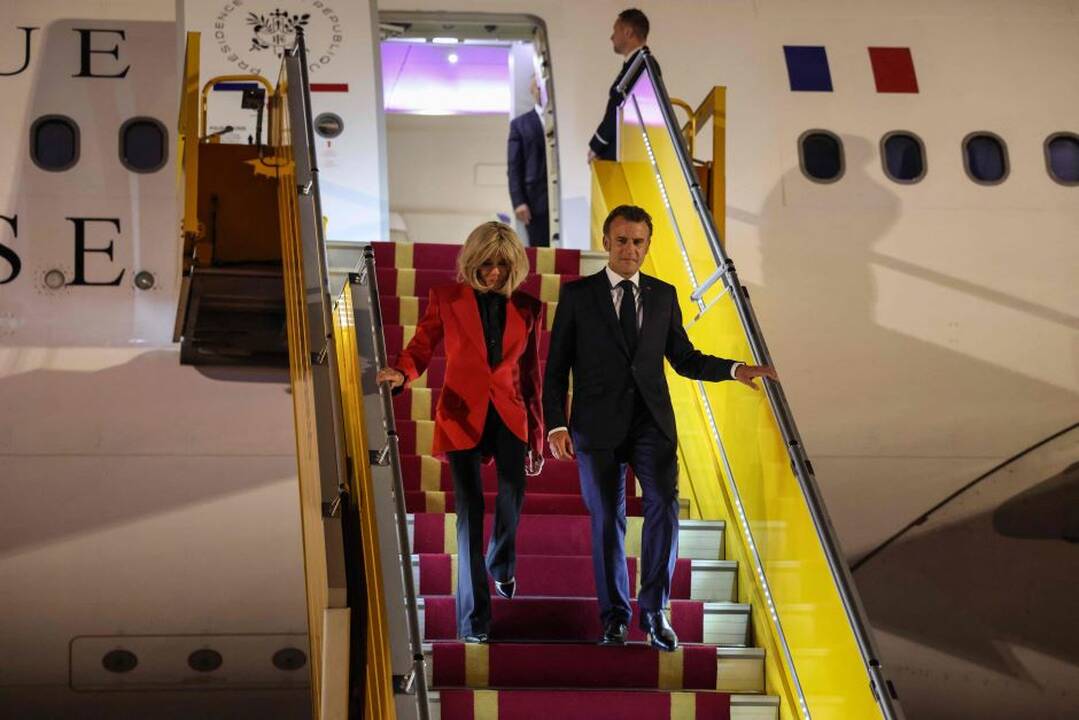 Vaizdo įraše – šokiruojantis Macrono žmonos elgesys