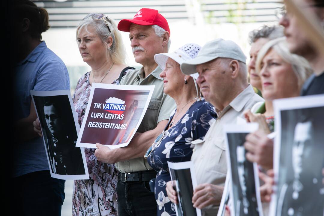 Vilniuje – piketas dėl nukabintos atminimo lentos K. Škirpai