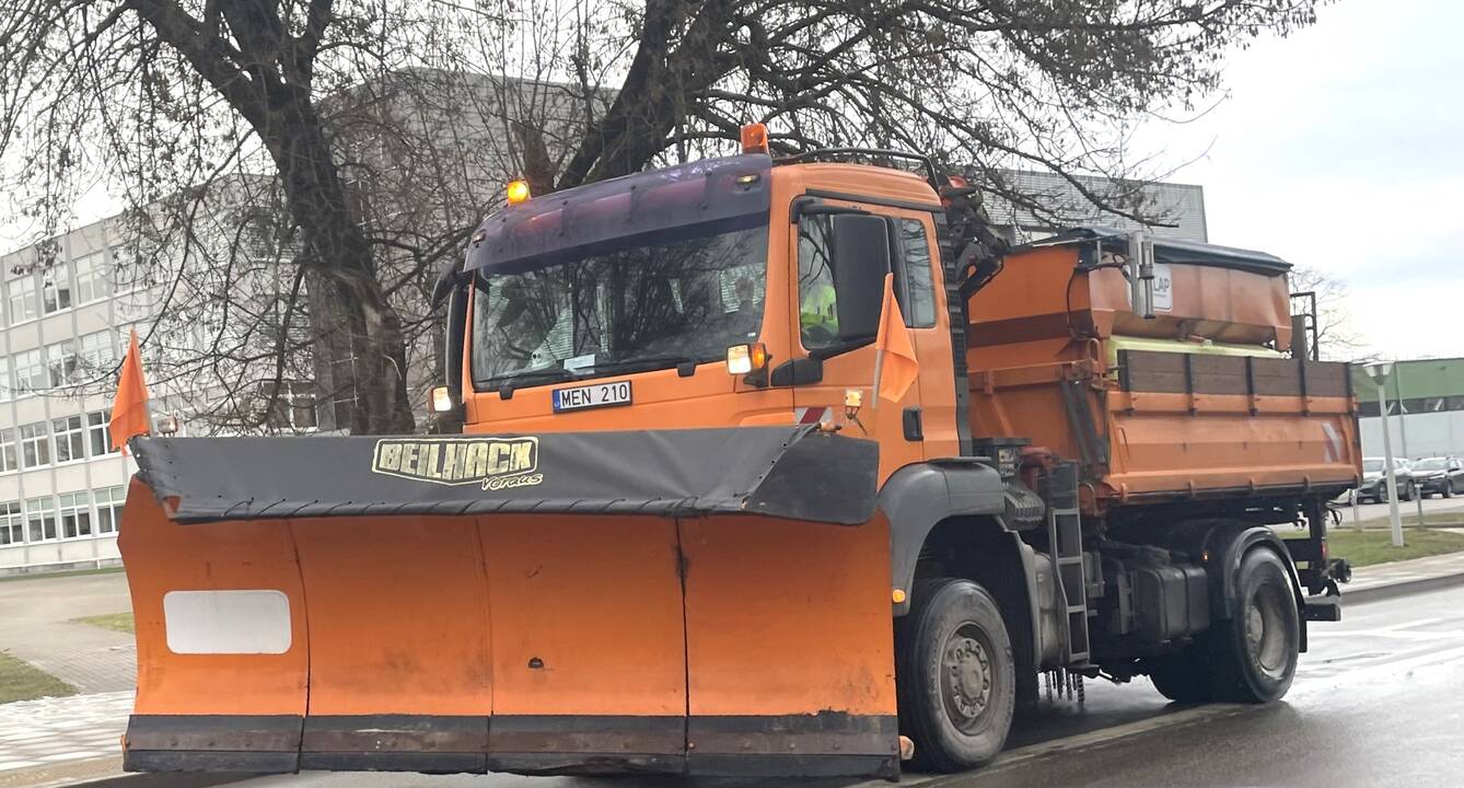 Klaipėdos kelininkams žiema buvo netipiška – ne tik barstė, bet ir šlavė