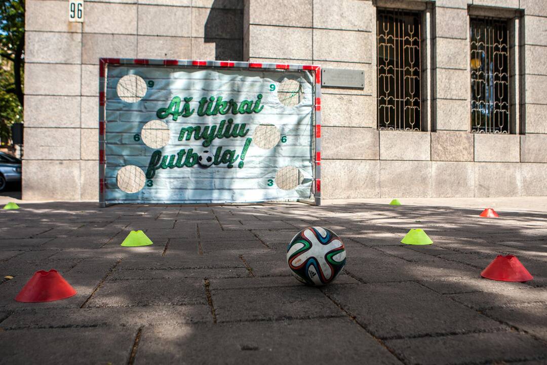 Politikai žaidė futbolą