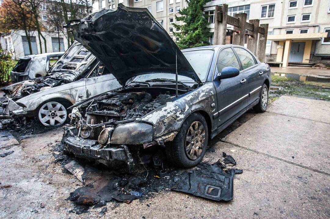 Sudegė keturi automobiliai