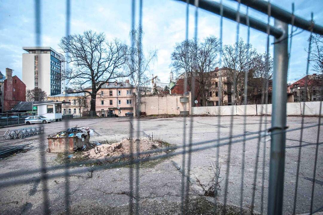 Stovėjimo aikštelė šalia buvusio "Merkurijaus"