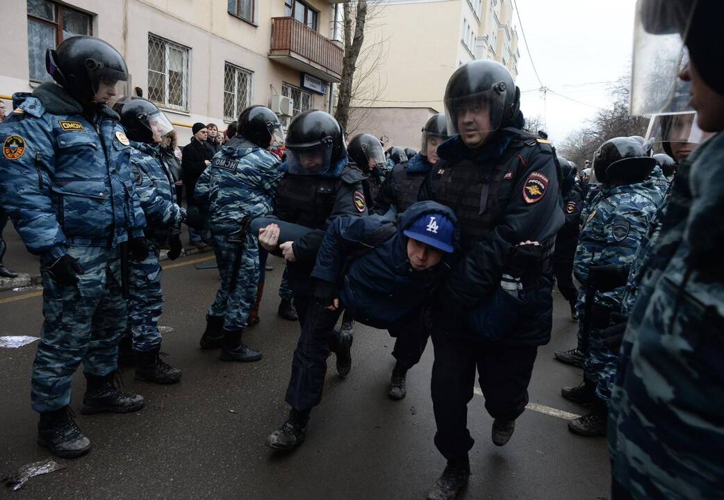 Maskvos policija suima protestuotojus.