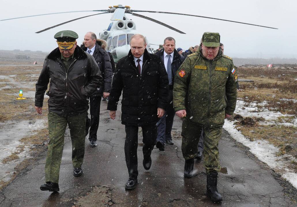 V.Putinas (viduryje) lankosi karo poligone "Kirilovskij" Leningrado srityje.