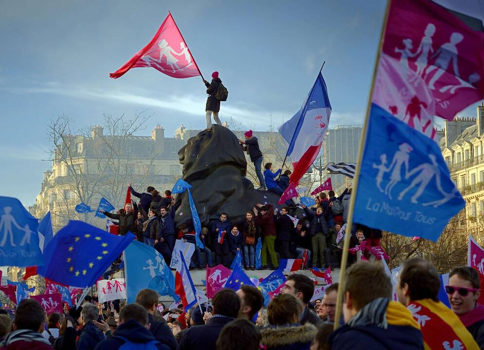 Demonstracijoje Prancūzijos sostinėje dalyvavo 80 tūkst. žmonių, kurie sudarė mėlynos, baltos ir rožinės spalvų jūrą.