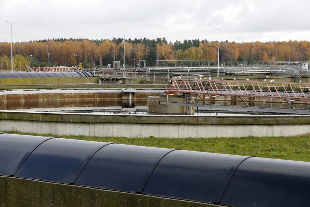 Situacija: bendrovės „Klaipėdos vanduo“ vadovas B. Jonikas Klaipėdos miesto savivaldybės administracijos atstovams pristatė šiemet įgyvendintas priemones nemaloniems kvapams mažinti.