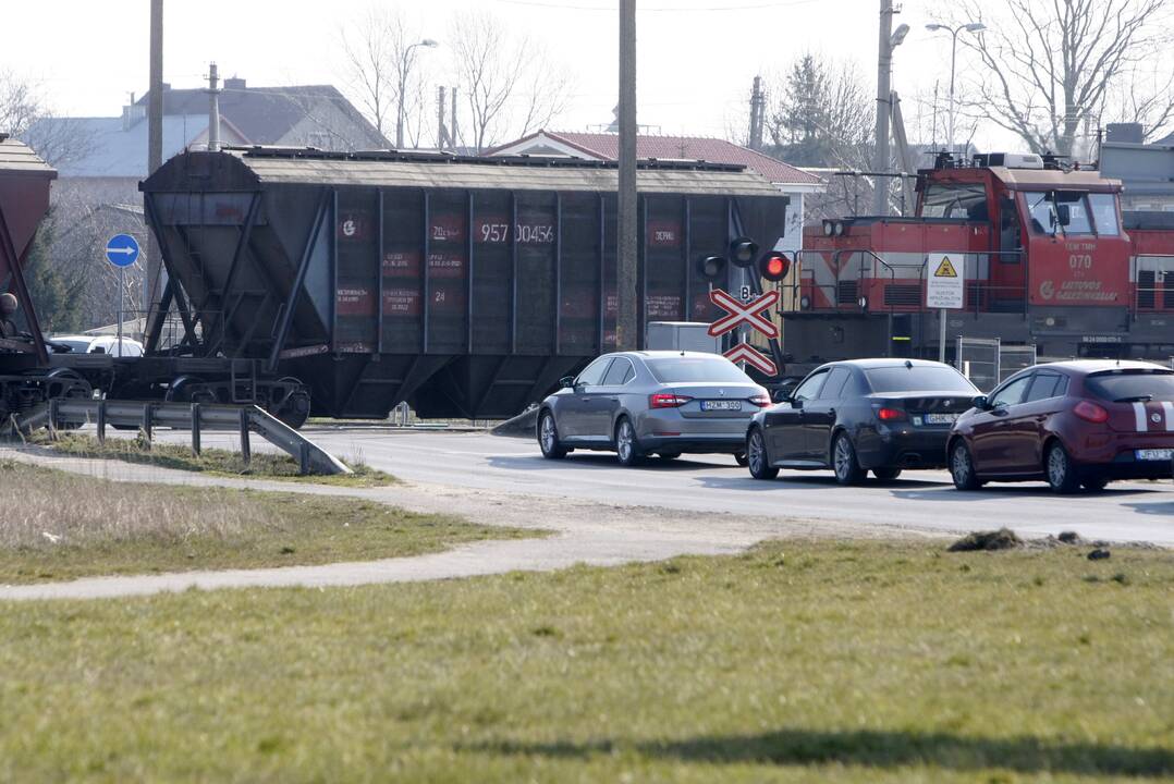 Problema: prasidėjus naujiems mokslo metams, kiekvieną rytą prie geležinkelio pervažų Rimkuose ir Tilžės gatvėje vairuotojams tenka gaišti spūstyse.