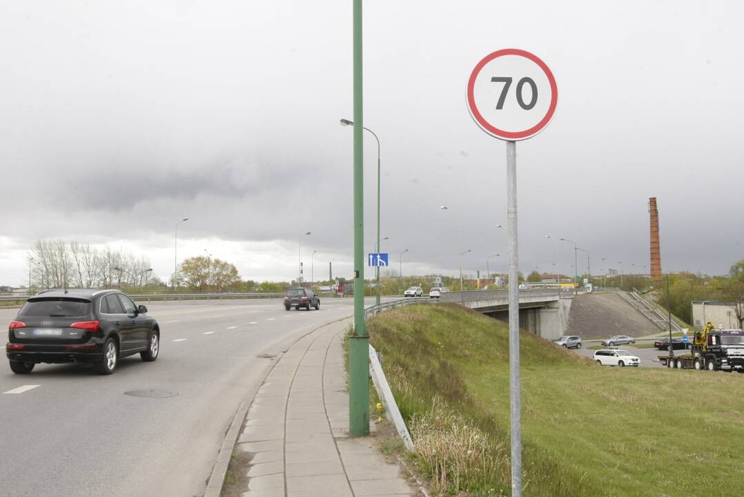 Permainos: Mokyklos gatvės viaduku per Danę iki šiol buvo galima važiuoti 70 km/val. greičiu. Nuo sekmadienio čia leistinas greitis mažinamas iki 50 km/val.