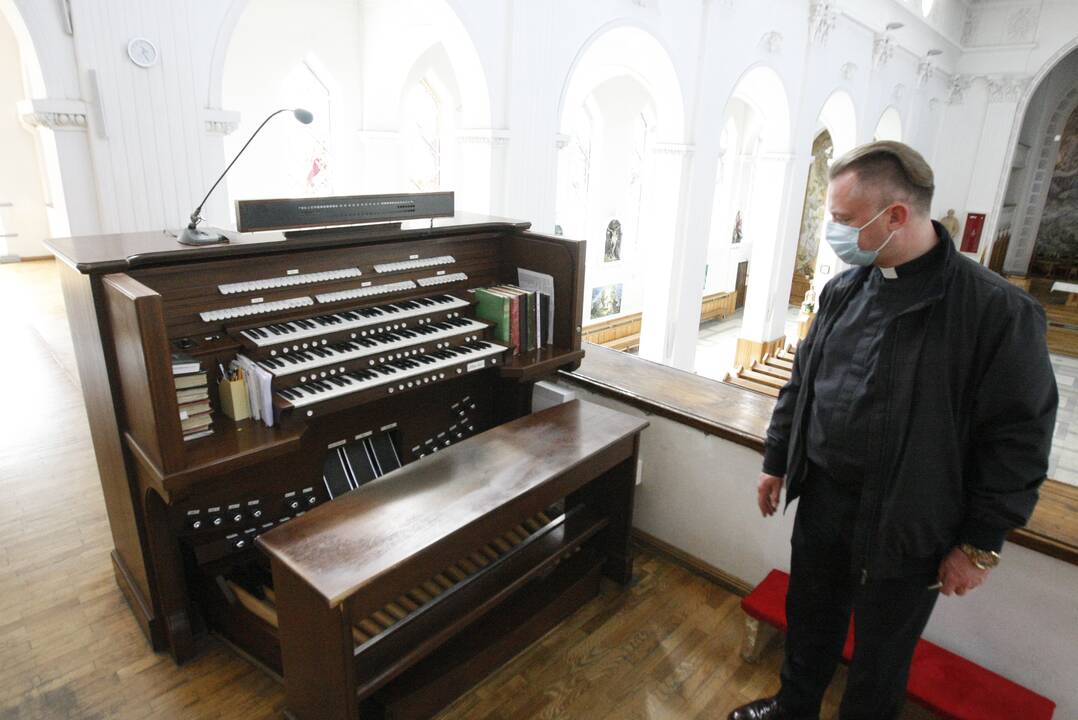 Siekis: Marijos Taikos Karalienės parapijos klebonas M.Šlaustas teigė, kad už sakralinės muzikos koncertus surinktos aukos bus panaudotos bažnyčios vargonų remontui.