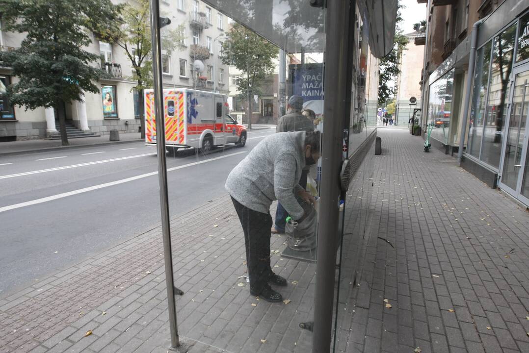 Mįslė: Herkaus Manto gatvėje esančiame "Atgimimo" stotelės autobusų laukimo paviljone netikėtai dingo ketverius metus kabojusi knygų mainų lentynėlė.