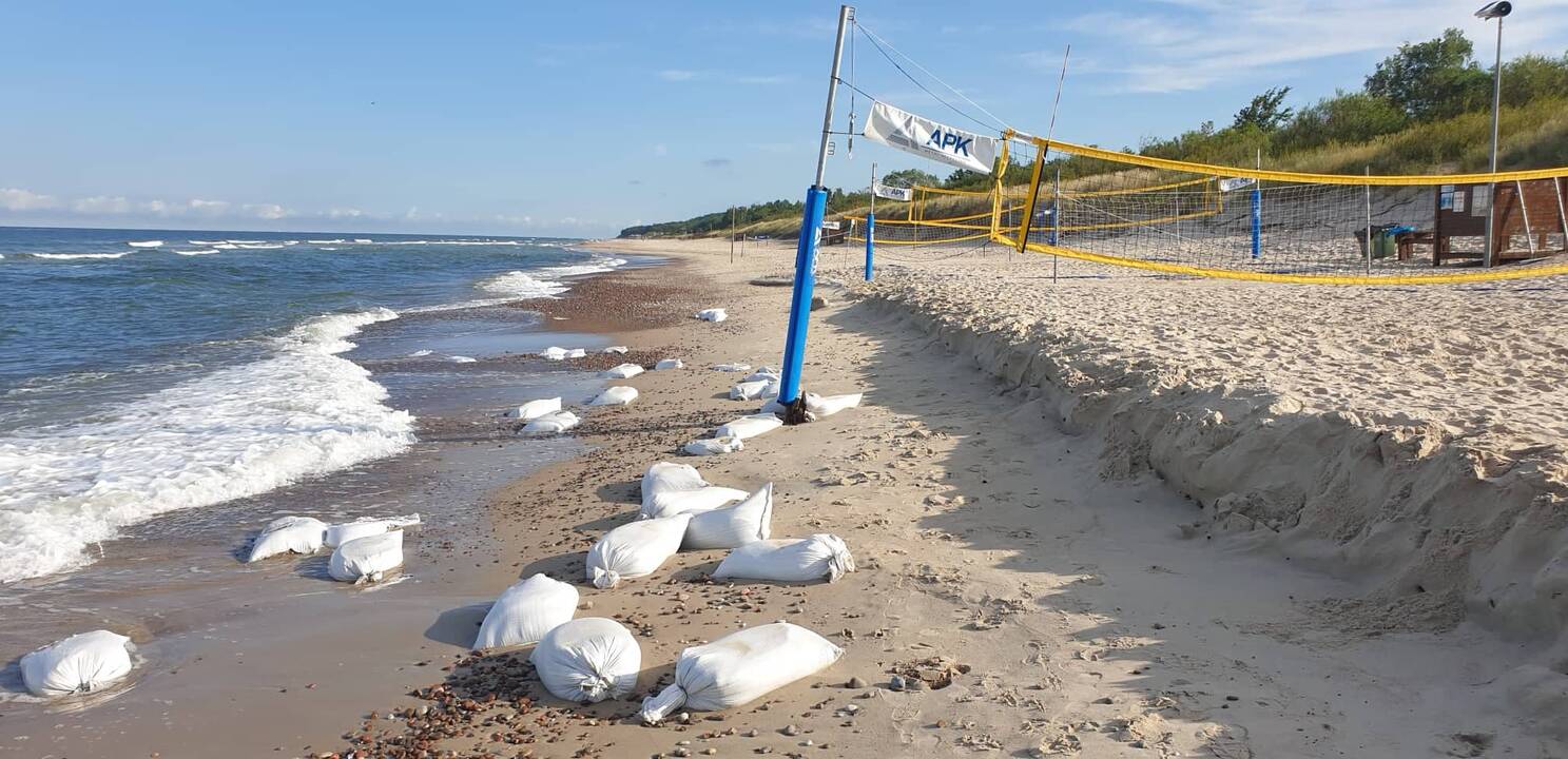 Įpykdė: klaipėdietis, išvydęs pajūryje ne pirmus metus paliekamus plastiko maišus su smėliu, kėlė klausimą – kodėl tinklinio aikštelių operatoriai įžūliai teršia gamtą?